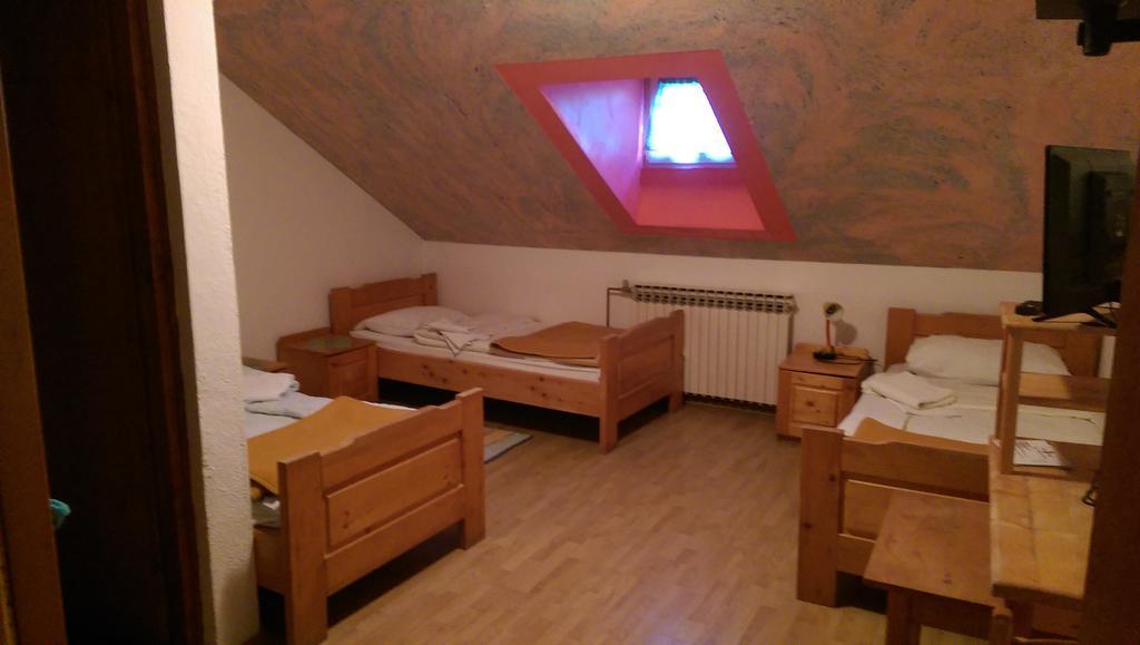 Hostel Majsic Otočac Esterno foto