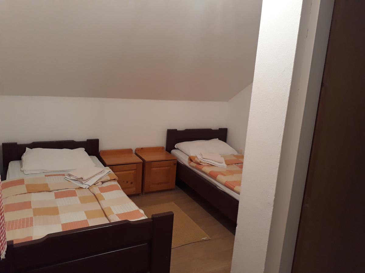 Hostel Majsic Otočac Esterno foto