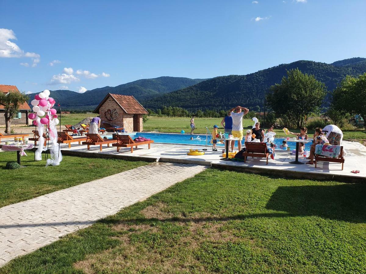 Hostel Majsic Otočac Esterno foto